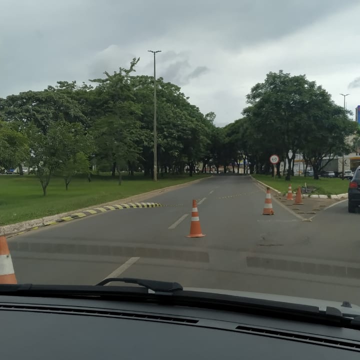 taguayork's tweet image. Um engarrafamento do caralho no Pistão Norte sentido Pistão Sul, pq os gênios do GDF decidiram podar árvores durante o dia. Oq custa fazer esse tipo de serviço de madrugada?