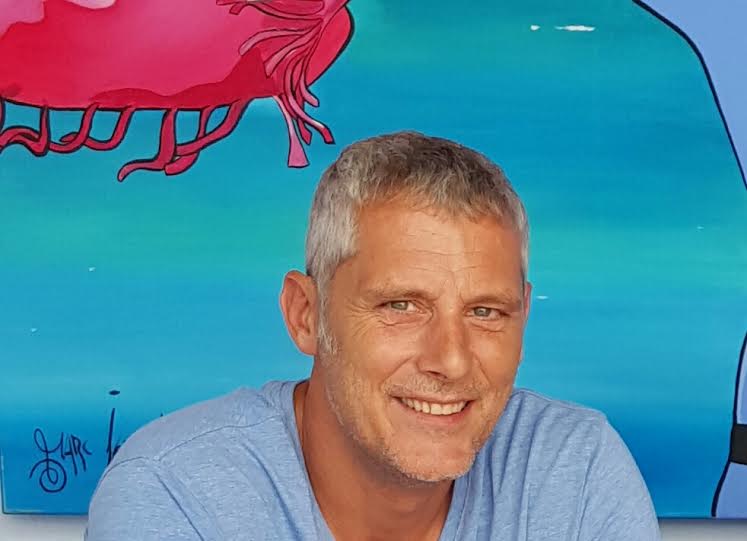 COM VAREM ESCOLLIR EL NOM DEL CENTRE?
Ens varem centrar amb el pintor Marc Jesús Vives; qui ens interessa ja que és resident de Ciutadella, el nostre poble, i és qui viu i respira de prop el món de l'art i la creació. I això volem a la nostra escola: Art i Creació! #totsaun