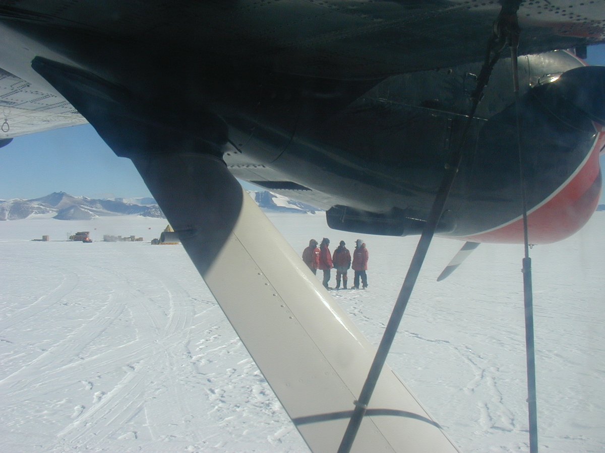 20 years ago today, Jan 14, 2001 Time for  #ANSMET2000 team to start leaving our 6-week home at Meteorite Hills :^( We loaded up a twin Otter plane with some of our stuff and  @sarameteorite and I headed back to McMurdo (rest of team came on the 15th)