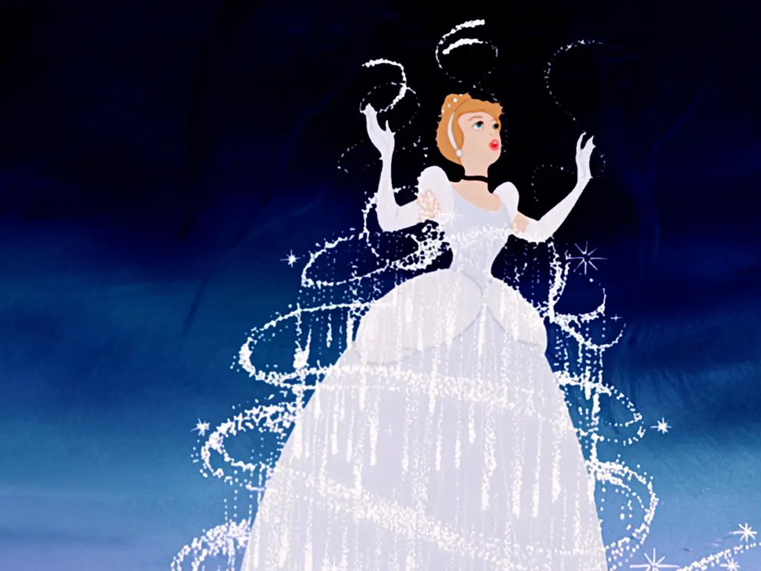 Après plusieurs films anecdotiques, Cendrillon renoue avec le Disney des débuts en contant une seule et même histoire et non une succession de courts métrages. Les personnages sont attachants (cœur sur Gus Gus) et le film est captivant. 8/10