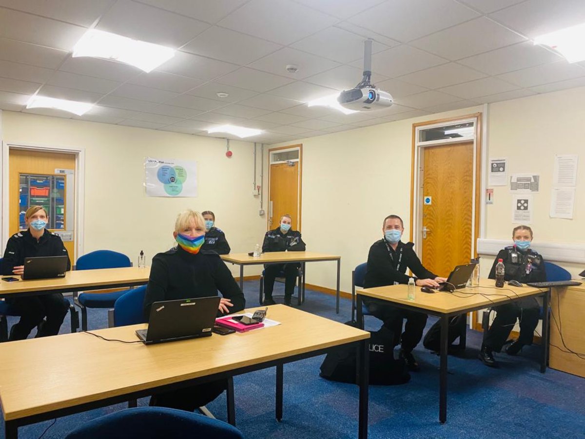 tvp_mk's tweet photo. WE ARE LIVE NOW!! Here are the team that answering your questions tonight

💻 Log on and join us until 7.30pm.

👮 We look forward to receiving questions from you. #P1755, #NorthNHPT #SouthNHPT

Follow the link below - 👇🏼

https://t.co/oulJpv17tW https://t.co/LKjqNiNBXG