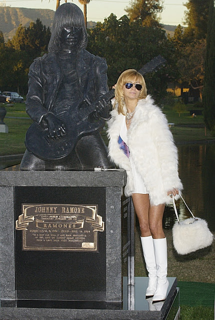 Skull_of_Rock's tweet photo. 14 de enero de 2005. Una estatua de 100.000 dolares en honor al fallecido guitarrista punk Johnny Ramone fue presentada por su viuda Linda en el Hollywood Forever Cemetery. Johnny murió de cáncer de próstata en septiembre de 2004 a la edad de https://t.co/EeyhIvfB8n https://t.co/daDisV8ghk
