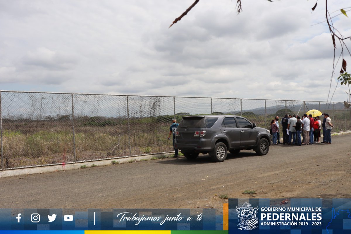 GADMPedernales's tweet photo. Ministro de @ViviendaEc #JulioRecalde, recorrió junto al alcalde (e) #LuisCevallos, los concejales y funcionarios municipales, los proyectos de urbanización #CiudadJardín y #LaChorrera, donde se construirán 1780 viviendas a través de la donación de la República Popular #China. https://t.co/1ApHTPU18W