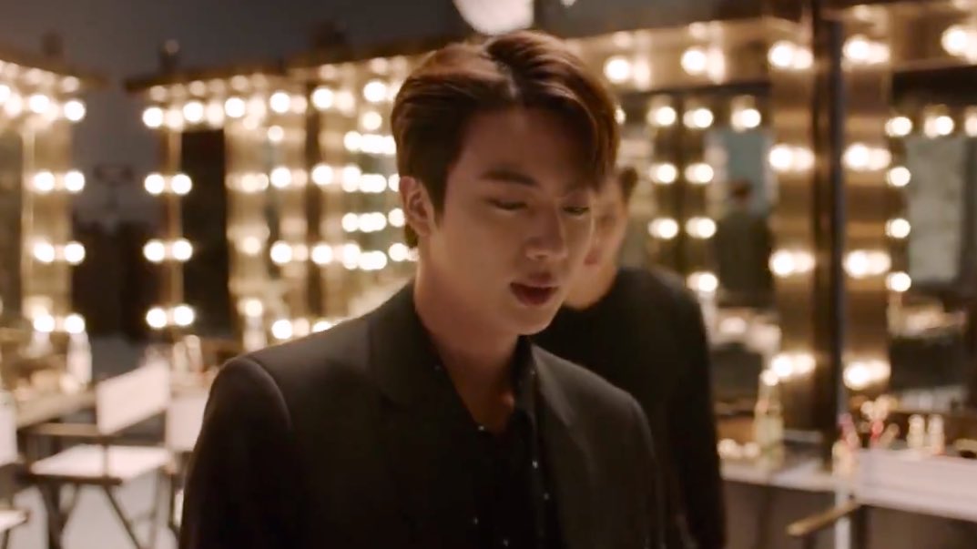 idgaftbts's tweet photo. look at the power of actor kim seokjin ?? there are absolutely NO words https://t.co/q7KhZLdkm9