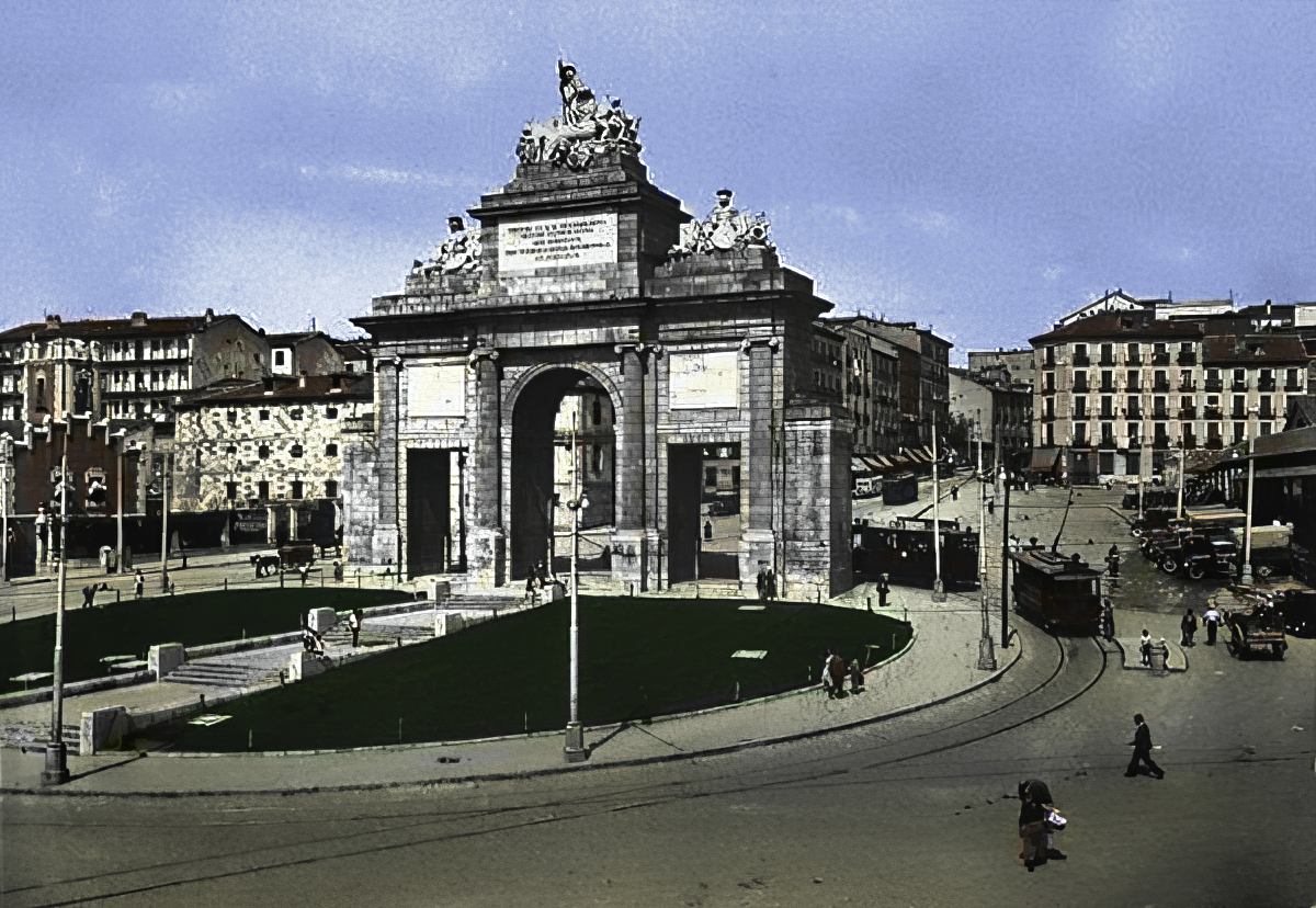 Madrid: Cómo era en los años 30. Cómo luce hoy.. ¿Quién quiere el espacio peatonal construido por el alcalde republicano de Madrid alrededor de la Puerta de Toledo, si puede darle toda esa gran plaza pública solo al coche privado y dejar el monumento como mero adorno de glorieta?