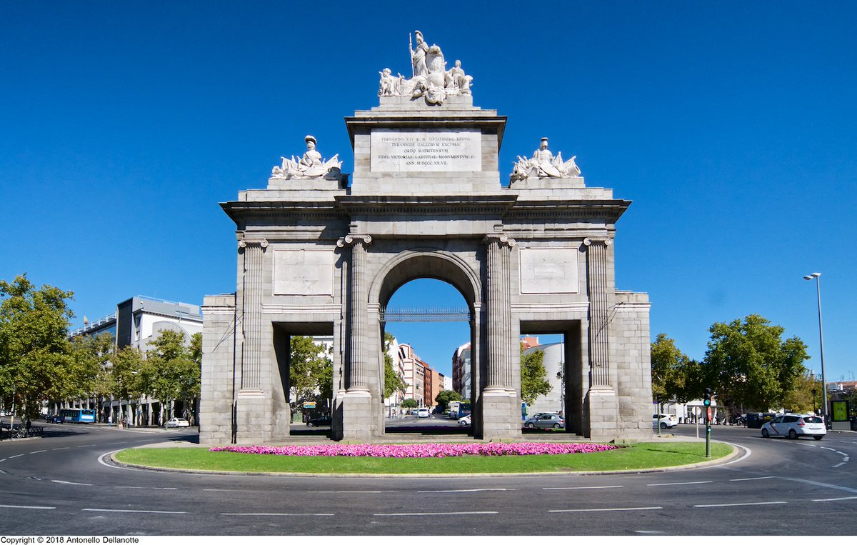Madrid: Cómo era en los años 30. Cómo luce hoy.. ¿Quién quiere el espacio peatonal construido por el alcalde republicano de Madrid alrededor de la Puerta de Toledo, si puede darle toda esa gran plaza pública solo al coche privado y dejar el monumento como mero adorno de glorieta?