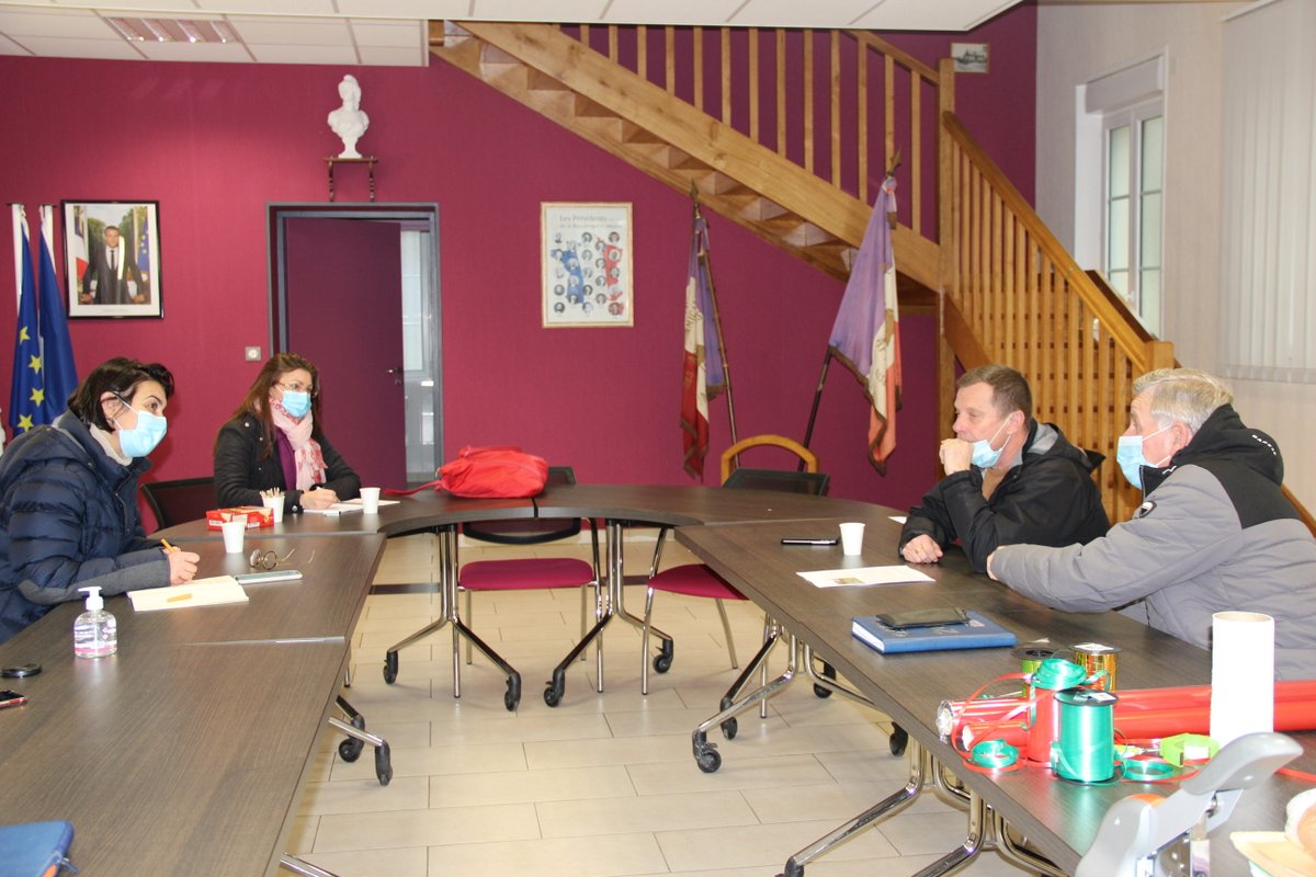 ASBFontaine's tweet photo. Aux côtés de Michel Leger, Maire d'#Appilly, avec Sandrine Dauchelle, Présidente de la @ccpaysnoyonnais, pour constater la montée des #eaux dans la commune et autour de l'entreprise #Framimex. Des solutions doivent être trouvées rapidement, en écoutant les élus et habitants ! https://t.co/LK8k54qf4C