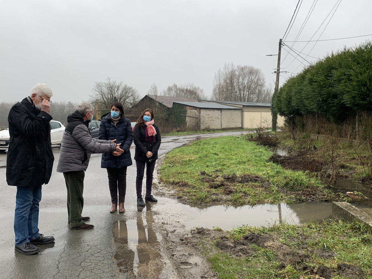 ASBFontaine's tweet photo. Aux côtés de Michel Leger, Maire d'#Appilly, avec Sandrine Dauchelle, Présidente de la @ccpaysnoyonnais, pour constater la montée des #eaux dans la commune et autour de l'entreprise #Framimex. Des solutions doivent être trouvées rapidement, en écoutant les élus et habitants ! https://t.co/LK8k54qf4C