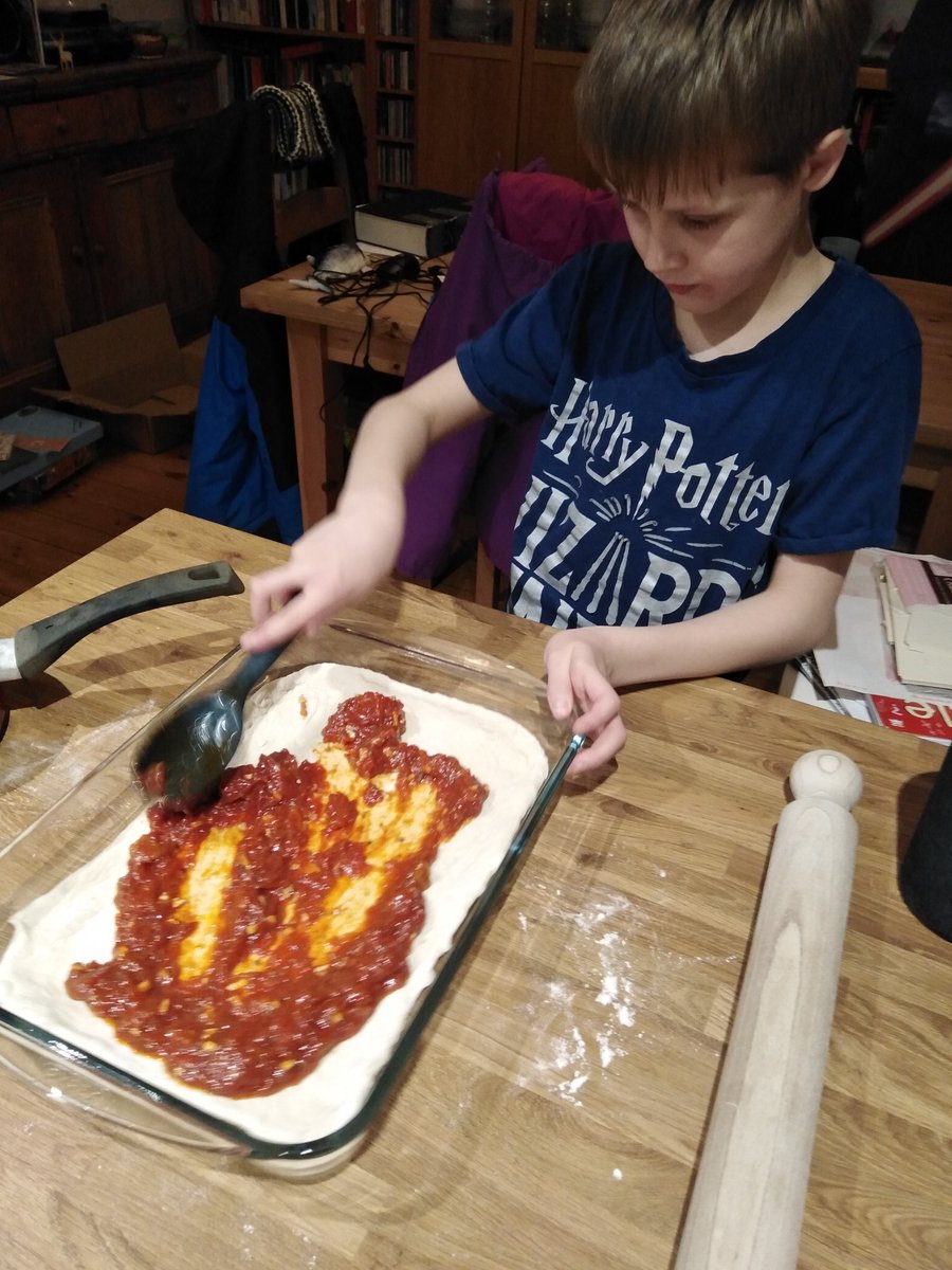 RickyNoe3's tweet photo. Monster pizza! @CarrJuniorYork #CarrYear5 #carrstars #nicebeard #foodart https://t.co/dkedtbd25V