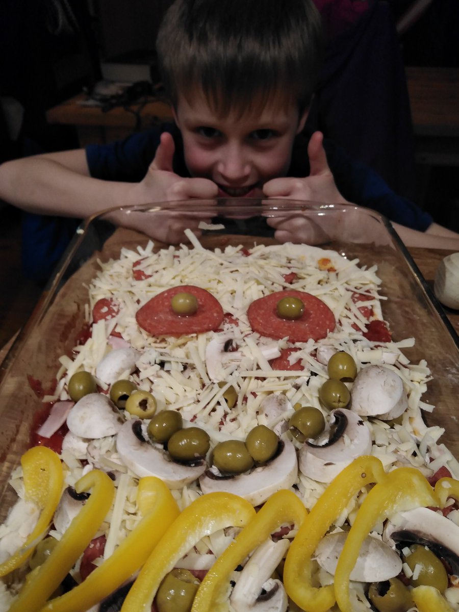 RickyNoe3's tweet photo. Monster pizza! @CarrJuniorYork #CarrYear5 #carrstars #nicebeard #foodart https://t.co/dkedtbd25V