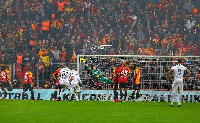 O zaman git konuş onlara kardeş, #muslera emaneti olan süper ligi alacakmış de. De onlara tamam mı kardeş💛❤️