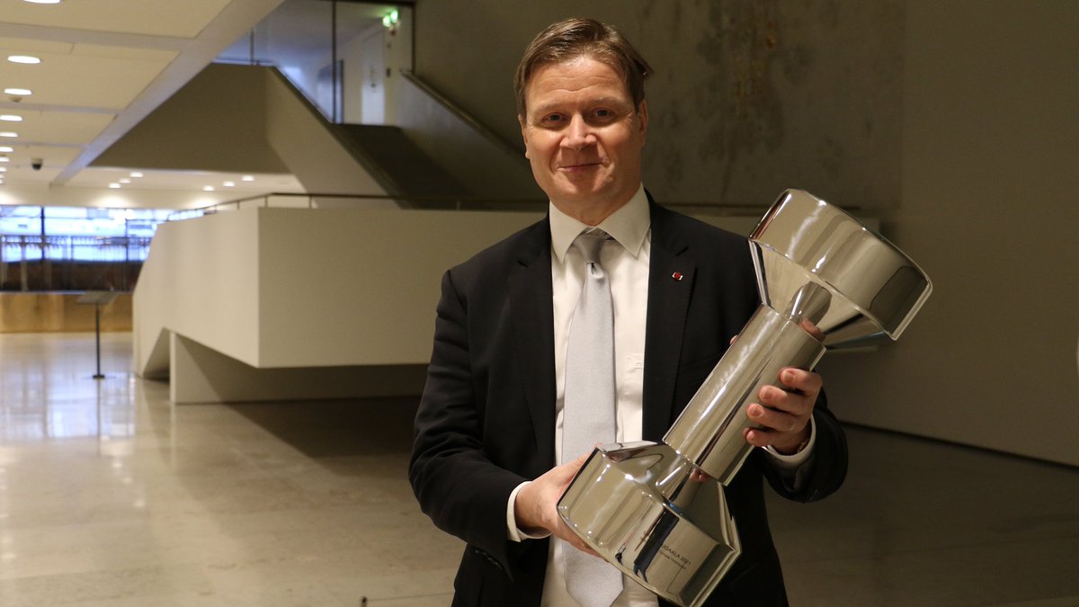 ”Palkinto on meille suuri ilonaihe. Se osoittaa, että kun teemme asioita yhdessä, järjestelmällisesti ja kokeilevasti, myös tuloksia syntyy”, sanoo kaupungin kansliapäällikkö Sami Sarvilinna. #Helsinki #urheilugaala #UG21 #suomenaktiivisintyopaikka @helsinkiliikkuu