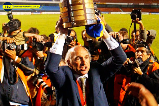 mavegol's tweet photo. ⚠️ Carlos #Bianchi dirigió 7⃣ #Libertadores (2 en Vélez y 5 en Boca) ganó 4⃣ (1 en Vélez y 3 en Boca). Fue campeón en el 57 % de las copas dirigidas. 

⚠️ Marcelo #Gallardo dirigió 7⃣ #Libertadores (1 en Nacional y 6 en River), ganó 2⃣ (ambas en River). Campeón  en el 28,5 %. https://t.co/UB9q9Wb1Gr