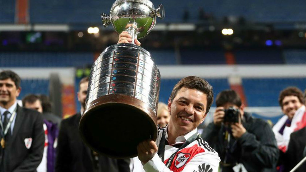 mavegol's tweet photo. ⚠️ Carlos #Bianchi dirigió 7⃣ #Libertadores (2 en Vélez y 5 en Boca) ganó 4⃣ (1 en Vélez y 3 en Boca). Fue campeón en el 57 % de las copas dirigidas. 

⚠️ Marcelo #Gallardo dirigió 7⃣ #Libertadores (1 en Nacional y 6 en River), ganó 2⃣ (ambas en River). Campeón  en el 28,5 %. https://t.co/UB9q9Wb1Gr
