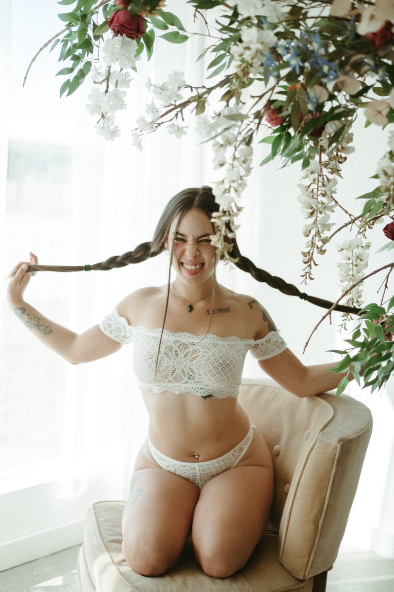 My account being disabled has actually been a reminder that I love what I do with or without followers, and not to take anything too seriously 🙃 throwback with absolute QUEEN @vilona_boudoir 👑 @vilonaphoto

#saycheese #smile #playful #flowerarch #sonyamay #who #empowered