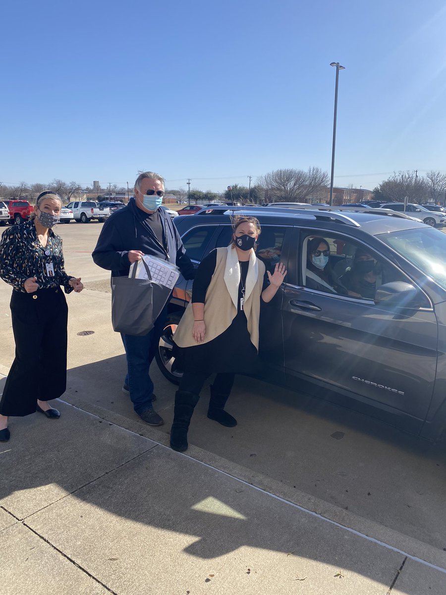 We love our #EMScommUNITY volunteers that are supporting EMS Project Phonics 2021! #EMSproud #EMSreads <a href="/EMSISD/">EMS ISD</a>