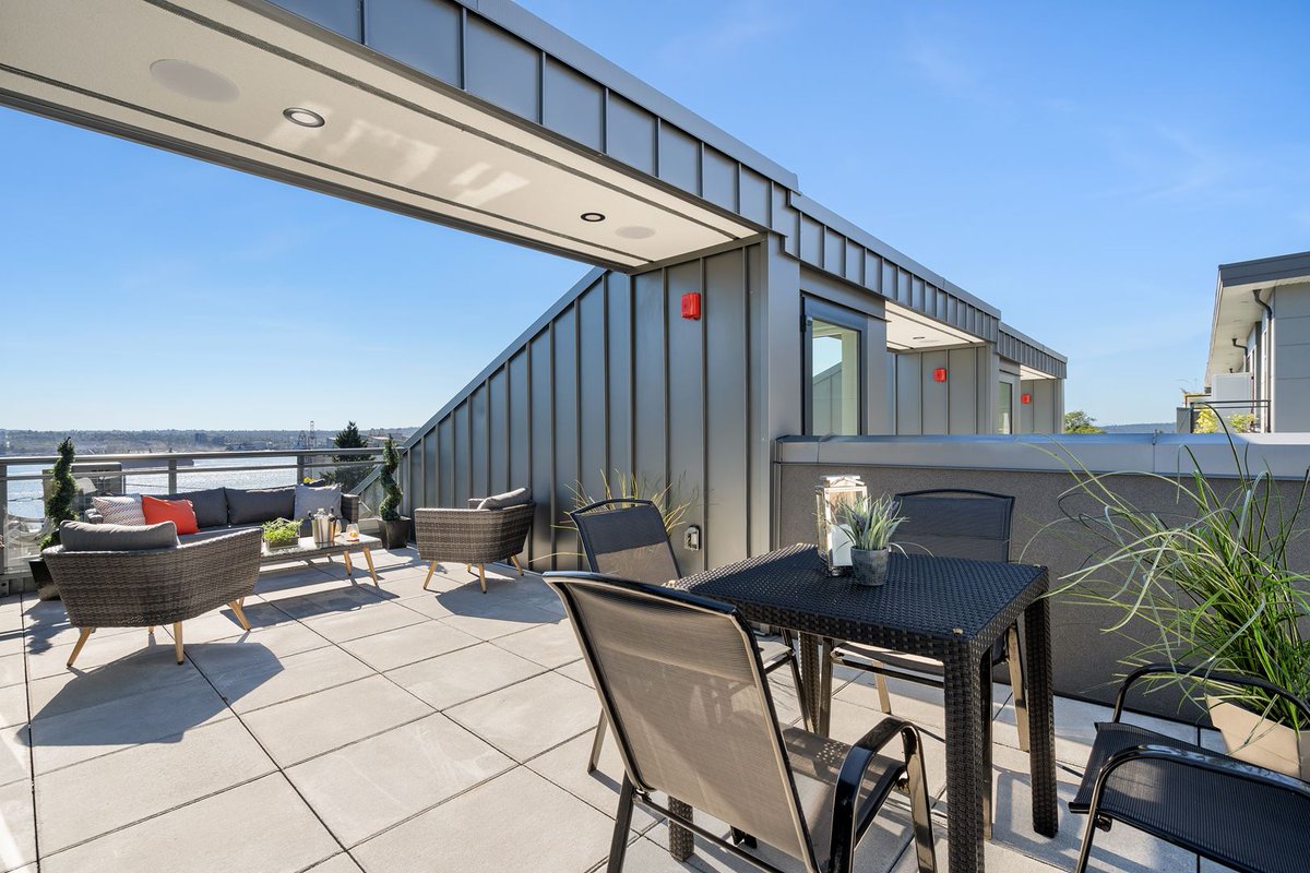 Livabl_'s tweet image. This move-in ready townhome at The Morrison in #NorthVancouver comes complete with a rooftop deck and lock-off suite: ow.ly/Bkdr50D8Um0