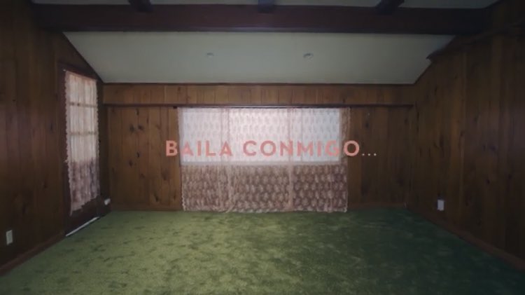 "Baila Conmigo" es lo que aparece al final del nuevo videoclip de Selena Gomez 'De Una Vez' ¿Qué creen ustedes que será? 👀 #DeUnaVezTONIGHT DE UNA VEZ  #DeUnaVez