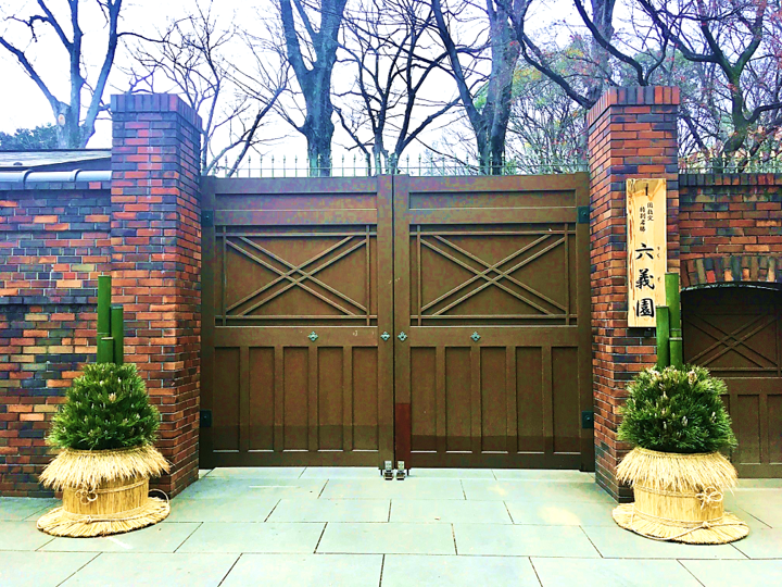RikugienGarden's tweet photo. 門松は「＃小正月」の本日夕方まで飾ります。
新型コロナウイルス感染症の感染拡大防止のため、臨時休園中で門は2月7日まで開きません。
皆様御身体ご自愛ください。
＃休園中 ＃門松 ＃庭園 ＃garden ＃Tokyo ＃Japan https://t.co/ljUeqRvtA9