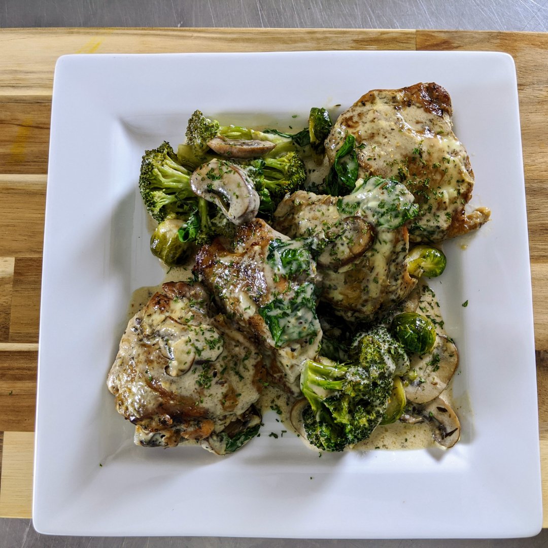 Now this one pot dish is our creamy mushroom and broccoli can be found in our IBTWL workbook. This is non dairy made with coconut cream and takes all of 20 minutes to make! Who says healthy doesn't have to look and taste good? 
.
.
.
.
.

#healthyeating #healthyfood #healthylifes