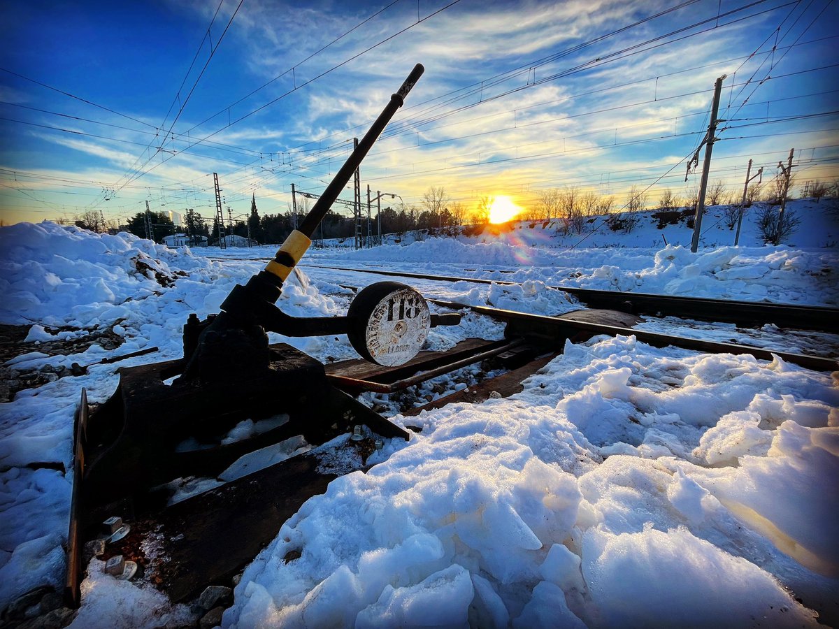 Atardece en Fuencarral

<a href="/adif_es/">Adif</a> #filomena #nieveenmadrid #ferrocarril #railway #snow #nieve