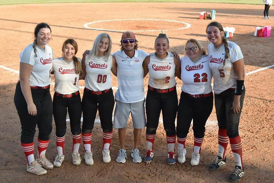 LadyComets1's tweet photo. Seniors! #49days #allgasnobrakes #RPE #nofear #Comets #family https://t.co/9irnaR5bwU