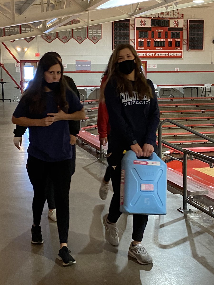 psychSOCteach's tweet photo. #waterwalk #5gallonchallenge #endthewalk #soc110 giving back 💧 https://t.co/EnaMMgYbnG