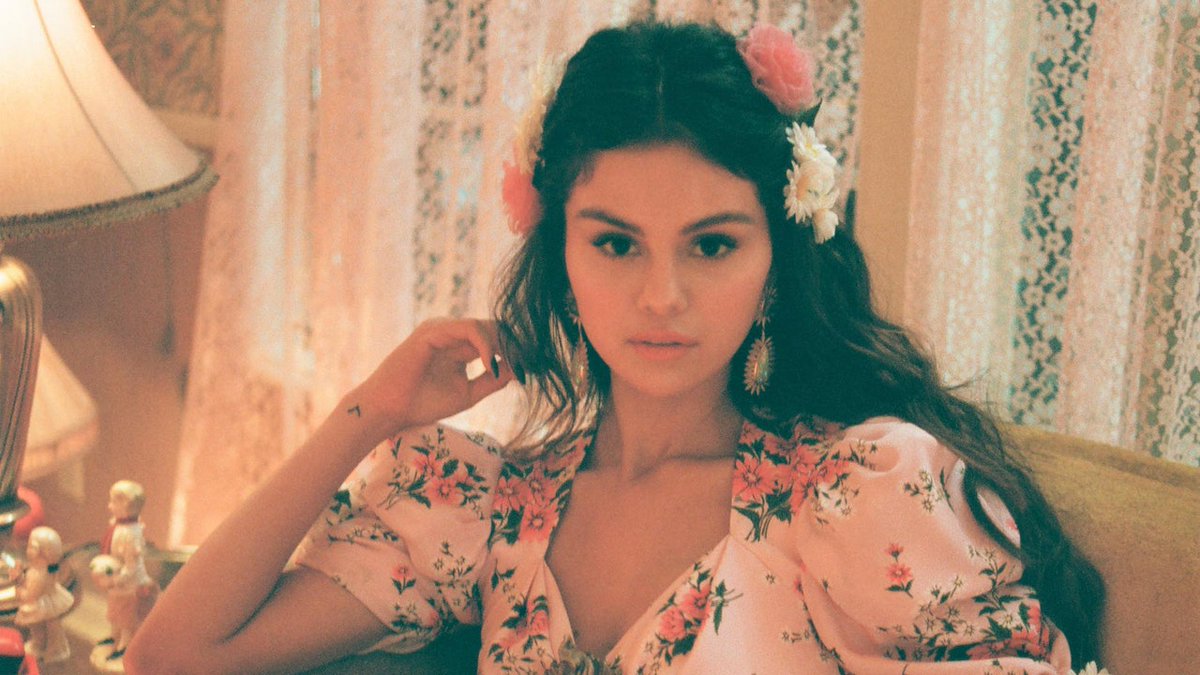 VogueRunway's tweet photo. .@SelenaGomez shares the story behind her enchanting music video, "De Una Vez," in an exclusive interview with Vogue.
https://t.co/apGnmhFyC2 https://t.co/qtnxfd7St9