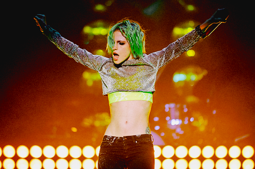 picsofhayley's tweet photo. 📷 paramore performing at leeds festival (august 23rd, 2013) https://t.co/9qRuMNTjo3