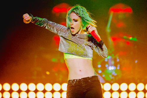 picsofhayley's tweet photo. 📷 paramore performing at leeds festival (august 23rd, 2013) https://t.co/9qRuMNTjo3