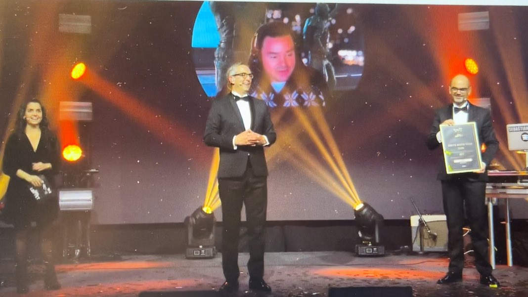 👏👏👏👏👏✅

KUDOS til #IRT for prisen ÅRETS TEAM I <a href="/AteaNorge/">Atea Norge</a> på #landstreffet2021 #Atealøftet2021 

Det er innmari velfortjent når <a href="/VegardKjer/">Vegard</a> tar imot den gjeve prisen på veiene av teamet fra <a href="/JacobsMichja/">Michael Jacobs</a> &amp;?<a href="/SteinarHolmeda1/">Steinar Holmedahl</a> 

#IRT er godkjent av <a href="/NSM_no/">Nasjonal sikkerhetsmyndighet (NSM)</a> Treffes på telf 03060