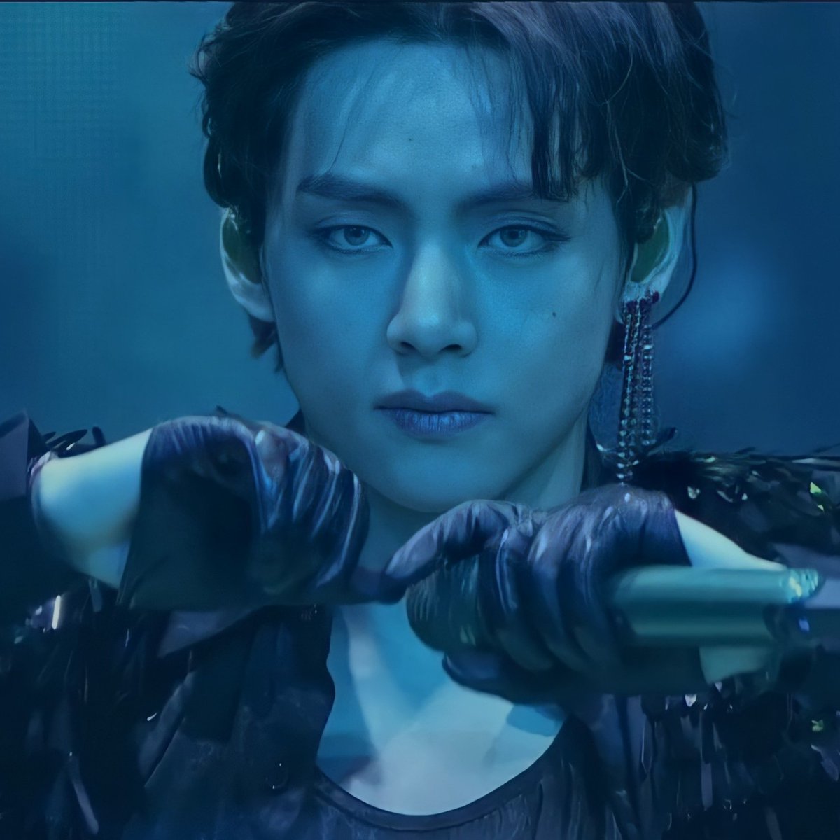 HE LOOKS LIKE A PAINTING WTH??