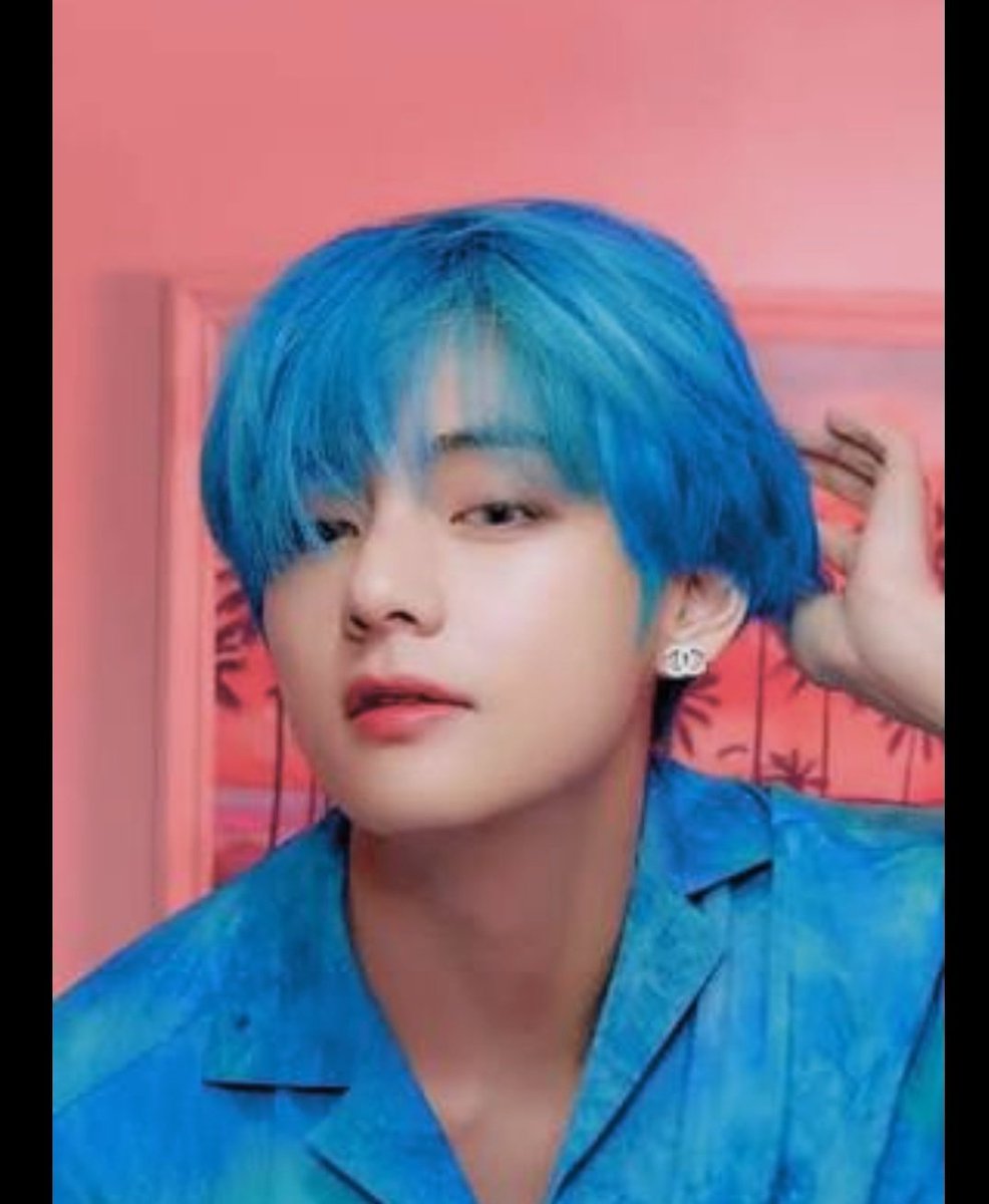Ending this thread with blue haired Taehyung cuz this is one of his most iconic hair colours.