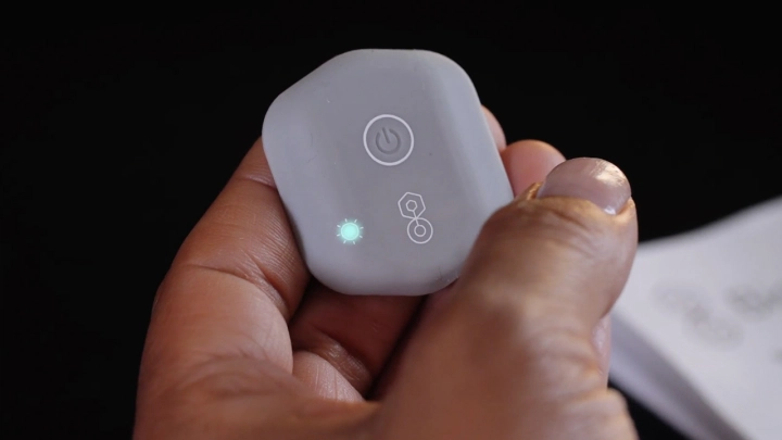 BAinnovacion's tweet image. 😷 #BioButton: el adhesivo para detectar síntomas de #COVIDー19. Rastrea continuamente la temperatura de la piel, la frecuencia respiratoria y cardíaca, el nivel de actividad y el sueño.