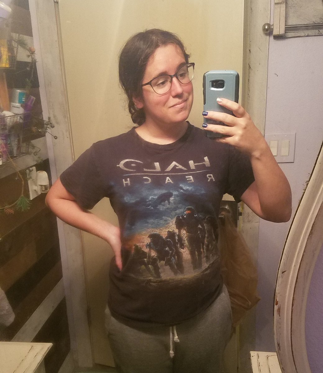mindaXX's tweet photo. Just a casual selfie. No makeup. Sweats. Messy hair. Shirt is 10+ years old. How I look 90% of the time. 🤷‍♀️ https://t.co/w8J03uVJfR