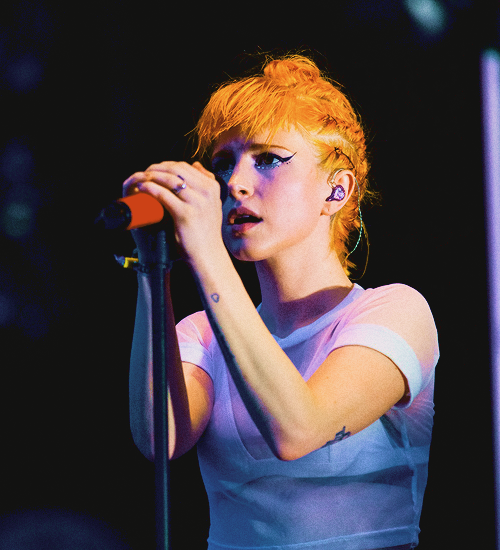 picsofhayley's tweet photo. 📷 paramore performing at hangout music fest (2015) https://t.co/jriflBHQ23