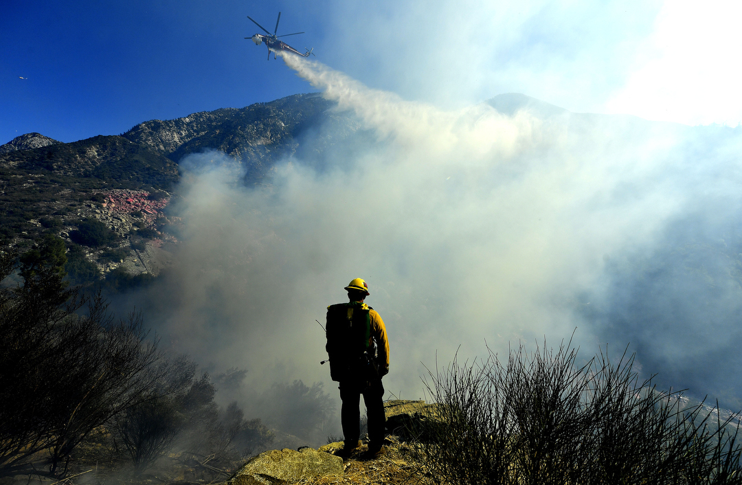 WillLesterPhoto's tweet photo. The #HogsBackFire burns along #MtBaldy Road Thursday between the tunnels and village. No structures are currently threatened. All traffic is being turned around at Shinn and Mt. Baldy Roads. More info @ivdailybulletin @pressenterprise @sbsun https://t.co/0SczZNbFcb