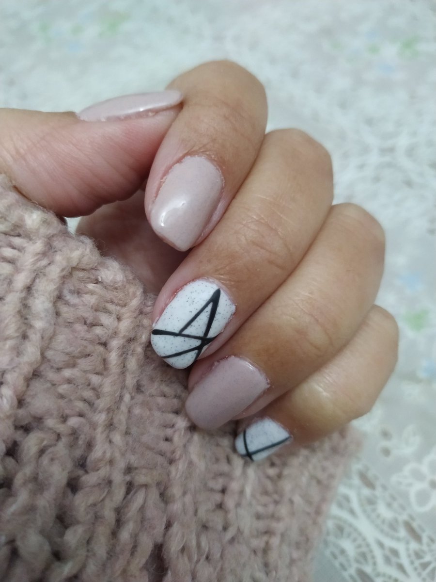 Ldm1990's tweet photo. Yo también le tiré al nude, pero muy improvisado todo #uñasdepandemia #tendencia2021 @AngyDlg @Loremogue https://t.co/kWYdH6ozfU