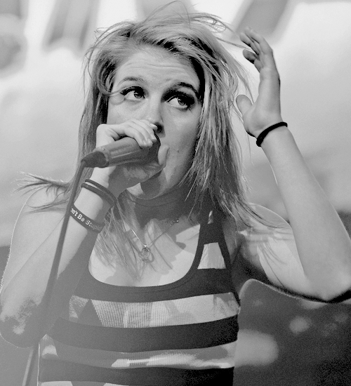 picsofhayley's tweet photo. 📷 paramore performing at auburn, washington (july 17th, 2009) https://t.co/VHqxZ3SOca
