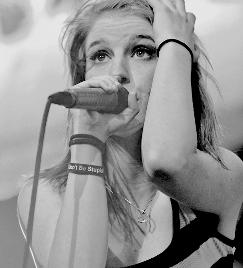 picsofhayley's tweet photo. 📷 paramore performing at auburn, washington (july 17th, 2009) https://t.co/VHqxZ3SOca
