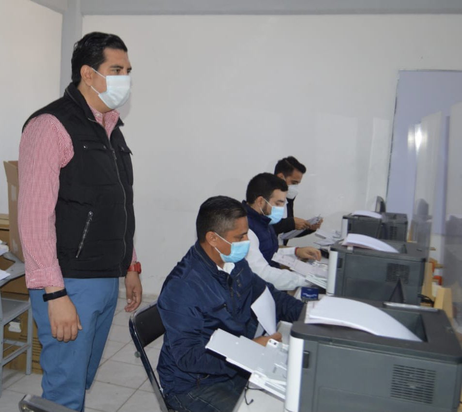 AlexMendezGlz1's tweet photo. Bajo el liderazgo de nuestro gobernador ⁦@QuirinoOC⁩ , el día de hoy el SATES estuvo presente en la jornada de apoyo #Puro Sinaloa . Sin duda una política pública exitosa que nos permiten ayudar a muchas familias y mantenernos cercanos a la gente. ⁦@garciacoppel⁩ https://t.co/XtYbu70nI3