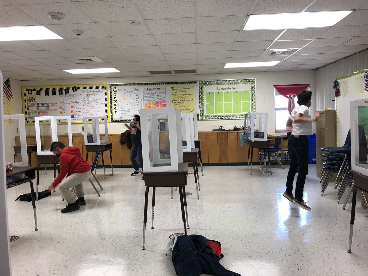 jud3gar's tweet photo. Students enjoying PE time while still social distancing 🏃🏻‍♀️🏃🏻‍♂️💪 @WarriorCoachG @warriors112 @inquiringleader @DBzibziak4 https://t.co/rSKfKLzrwX