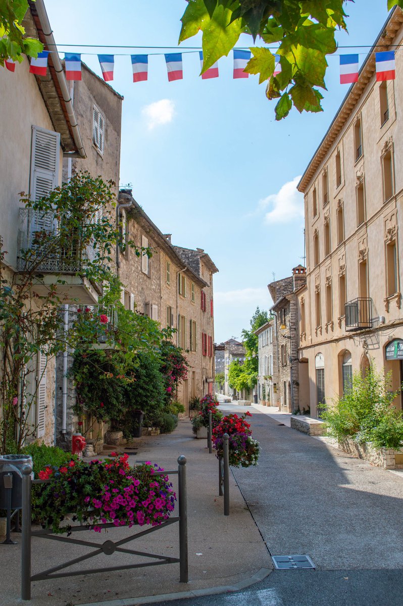 MMargalet's tweet photo. Toujours dans les temps pour le #JeudiPhoto 😅 Photo de la rue Yves Klein à #LaColleSurLoup sur la #CotedAzurFrance 💙 https://t.co/MzQStojY1F