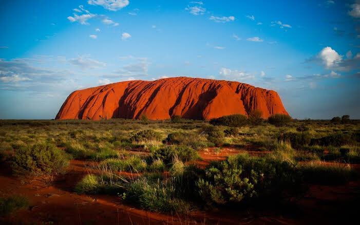Provavelmente, as tradições geomânticas mais antigas existentes atualmente, talvez datam de 100.000 anos atrás, são aquelas da Austrália aborígine paleolítica e mesolítica.