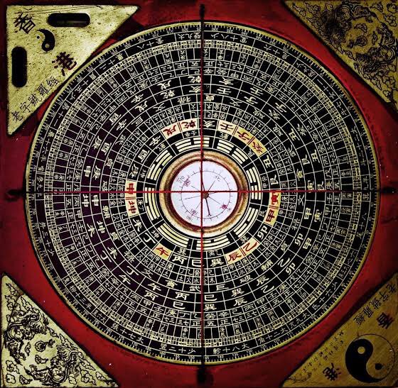 Cosmografia, astronomia, astrologia, numerologia, geomancia e topografia da paisagem são tecidas com sabedoria confucionista e magia taoísta em um corpo de projeto arquitetônico e paisagístico, bem como prática cerimonial que foram usados no projeto de monumentos chineses.