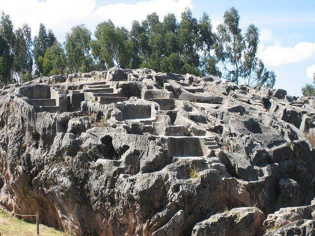 Nos Andes, um exemplo de princípio geomântico são as Huacas, que não são uma 'coisa' particular, em vez disso, pode ser uma pedra, uma estátua, um rio, uma montanha, etc.O que distingue a huaca do resto da paisagem circundante é que ela serve de foco para uma atividade ritual.