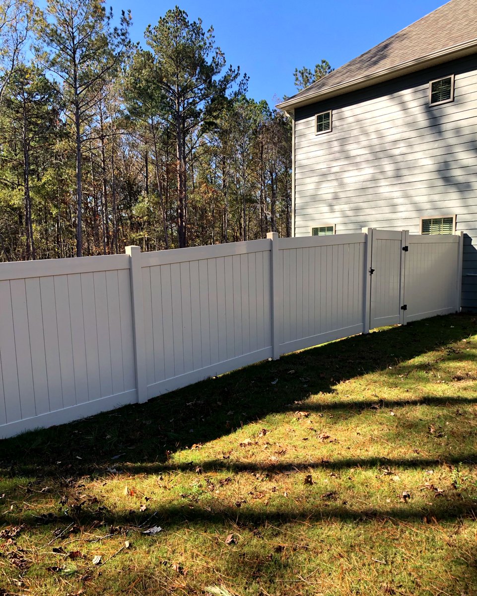 GaSelectFence's tweet image. Crisp, white privacy fence to brighten up a space while providing functionality 🙌🏽 

#GASelectFence #Fence #McDonough #CowetaCounty #FayetteCounty #HenryCounty #Yard #BackYard #Home