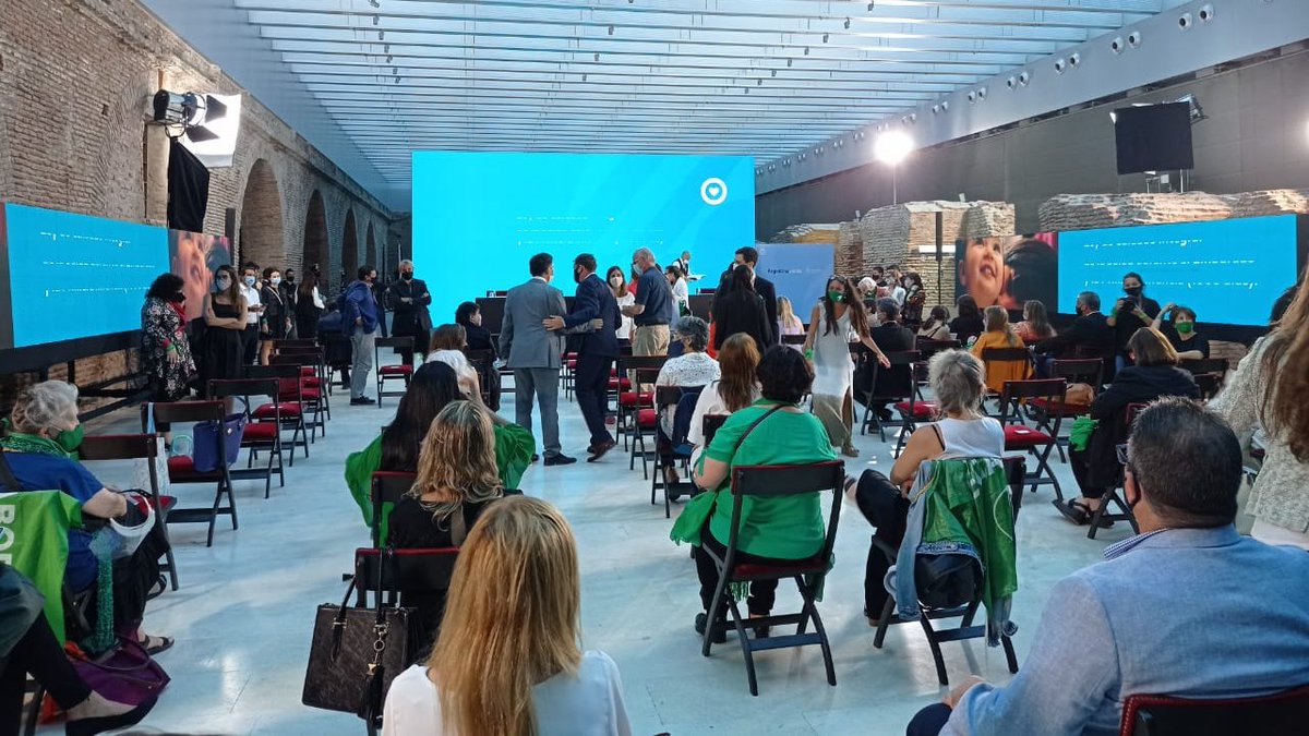 Ahora 🟢 En instantes comienza el acto de promulgación de la ley 27.610 #DoraColedesky

✨#LatFem en el Museo del Bicentenario