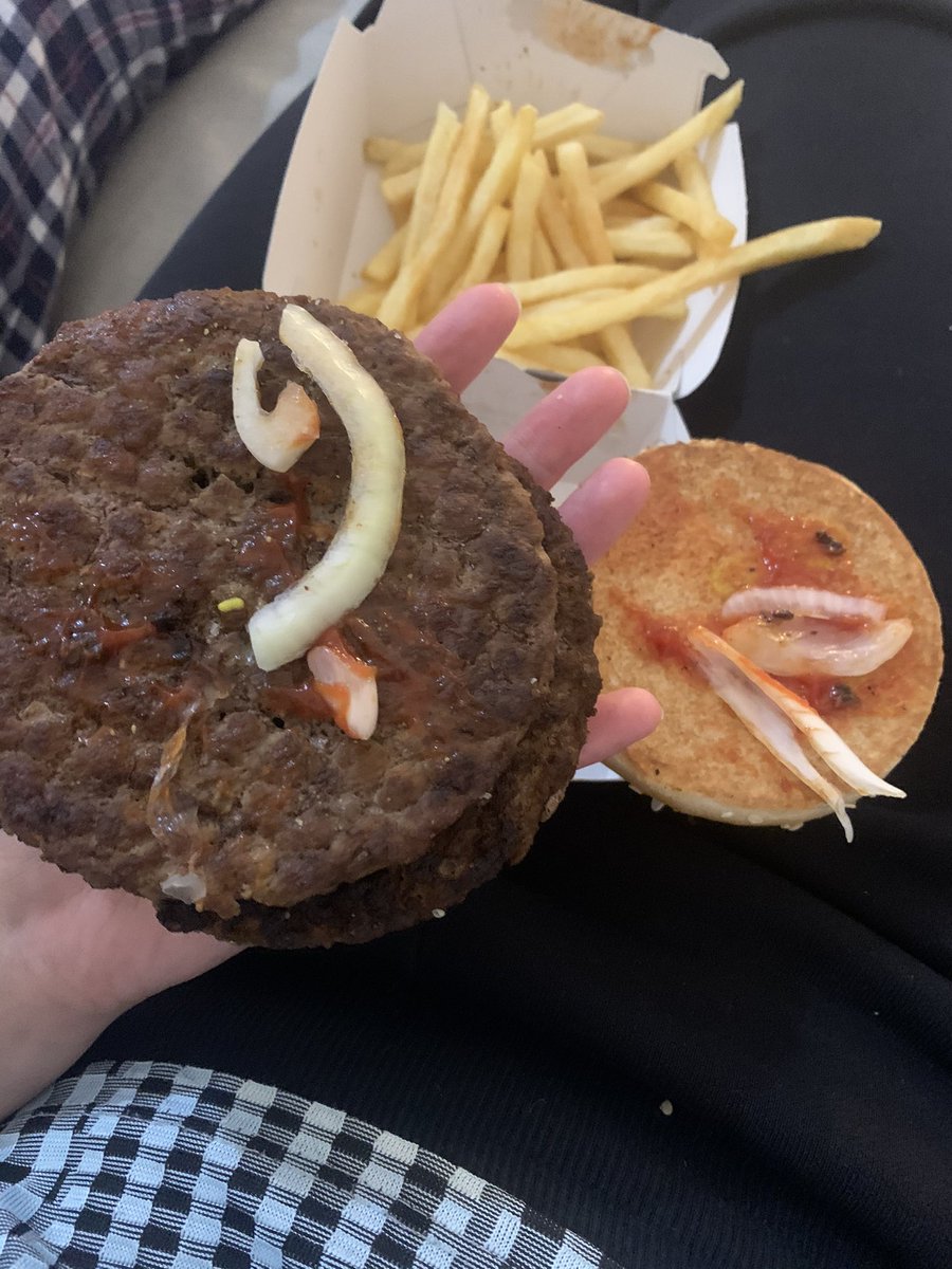april_pass's tweet photo. We went to @McDonaldsUK to order the SAME food for it to be wrong, AND since when did ‘no cheese’ mean no pickle, no mustard and a tiny bit of ketchup... @JustEatUK and @McDonaldsUK sort it out. 3 hours later and I’m so disappointed. #help #justice #needfood https://t.co/sMk9erCPTs