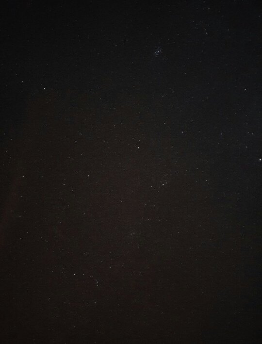 Yıldızlar nasıl da güzel,
Güzel ama seni hatırlatıyor diye el ele tutuşup, sımsıkı sarılıp yıldızları izleme hayalini aklıma getiriyor diye güzel...